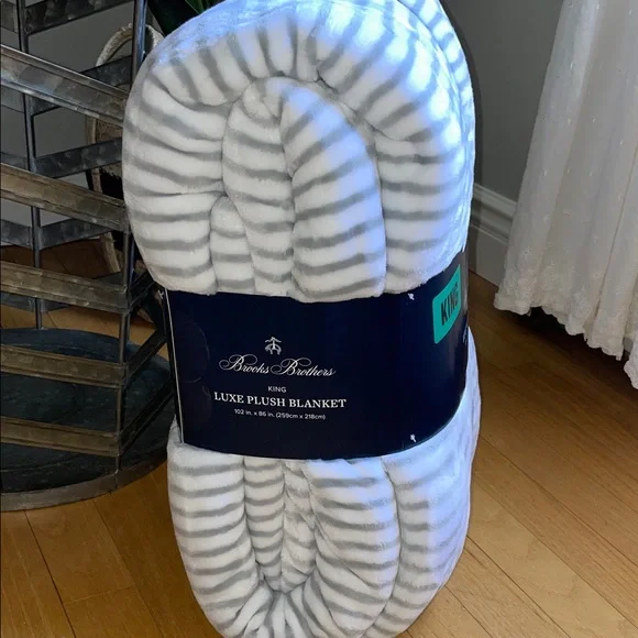 Brooks Brothers Luxe Plush King Blanket in White and Light Gray Stripes - Picture 6 of 13